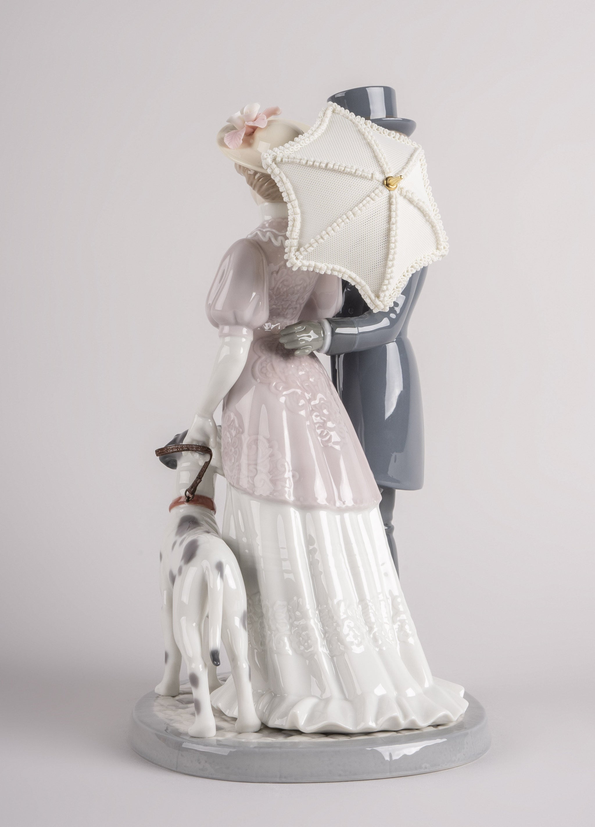 Lladro A Romantic Stroll Figurine 01009551 – Biggs Ltd